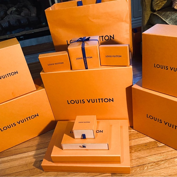 “People Will Stare, Might as Well Make it Worth Their While.” - Harry Winston - Picture 8 of 16